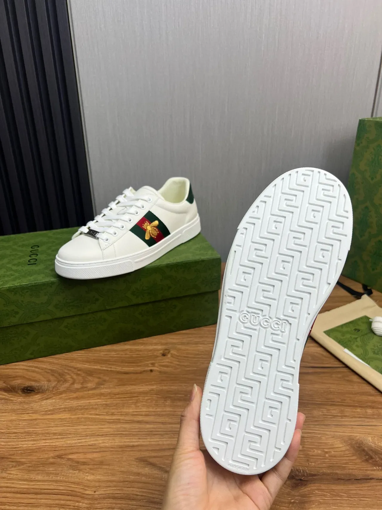 Gucci Ace Blanc Vert Rouge Web Stripe Bee Embroidery Sneakers Lifestyle 9