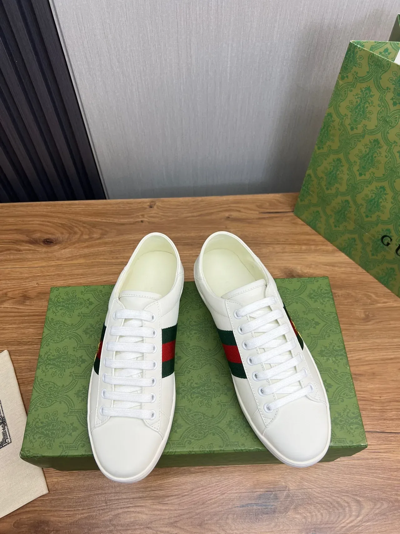 Gucci Ace أبيض أخضر أحمر ويب شريط تطريز نحل سنيكرز لايف ستايل 2