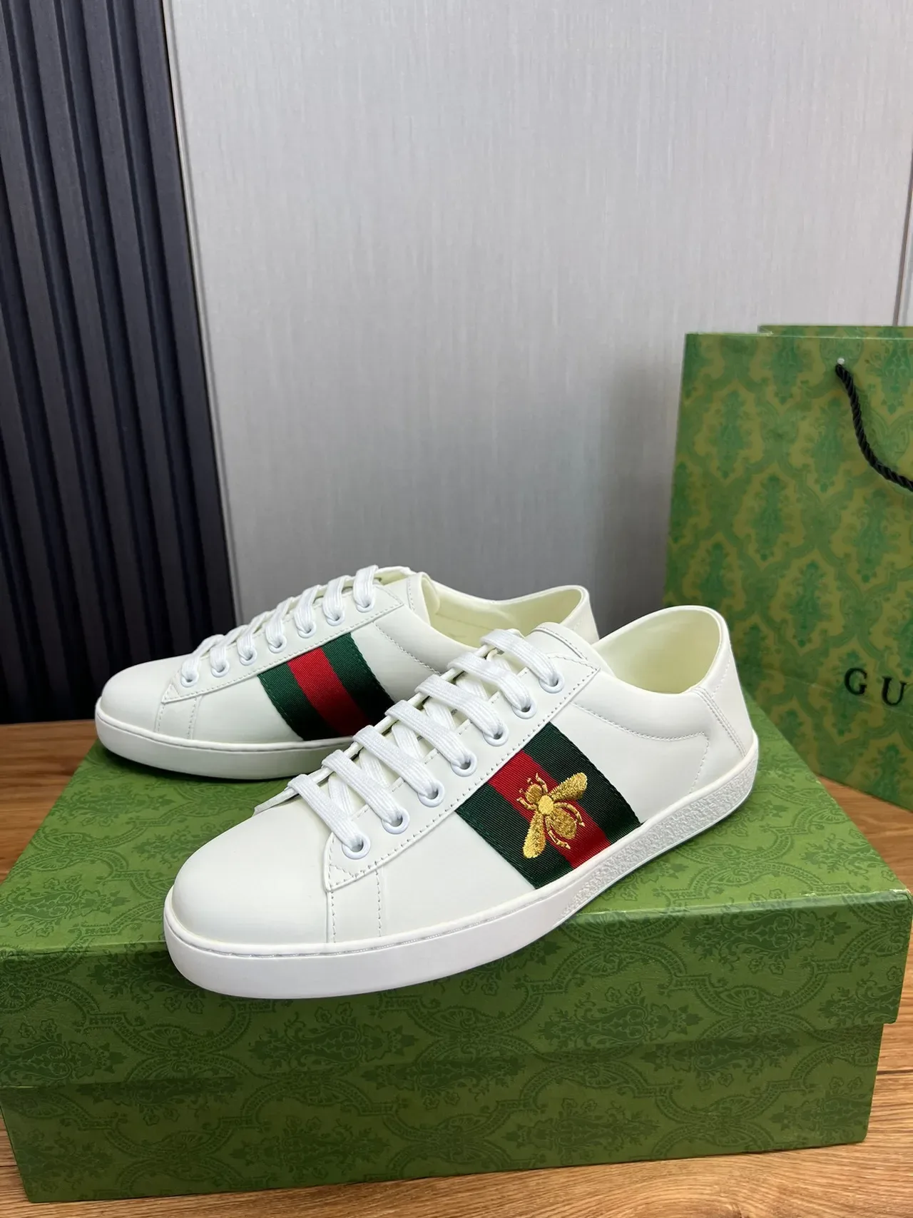 Gucci Ace أبيض أخضر أحمر ويب شريط تطريز نحل سنيكرز لايف ستايل 3