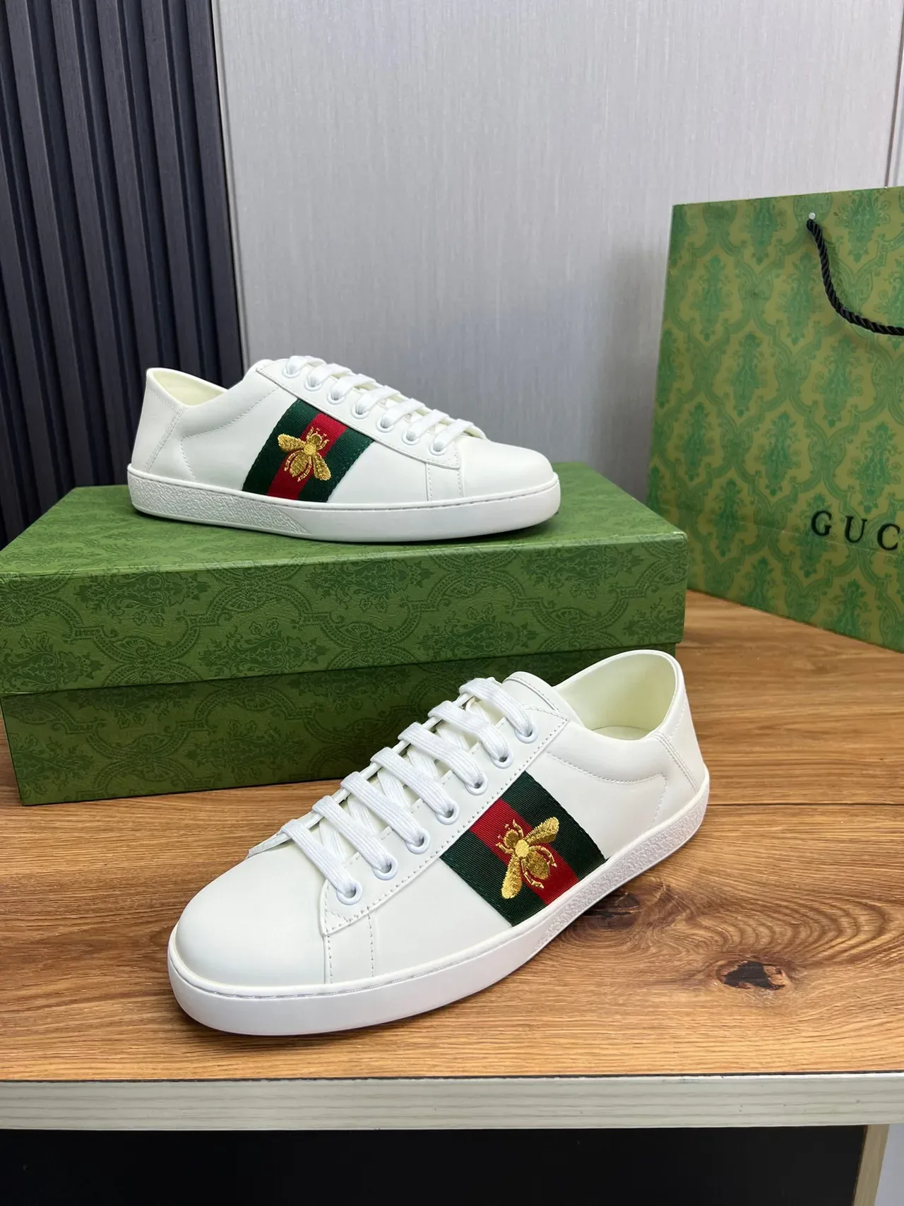 Gucci Ace أبيض أخضر أحمر ويب شريط تطريز نحل سنيكرز لايف ستايل 4