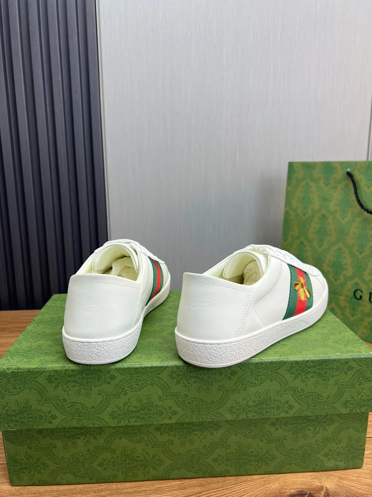 Gucci Ace أبيض أخضر أحمر ويب شريط تطريز نحل سنيكرز لايف ستايل 5