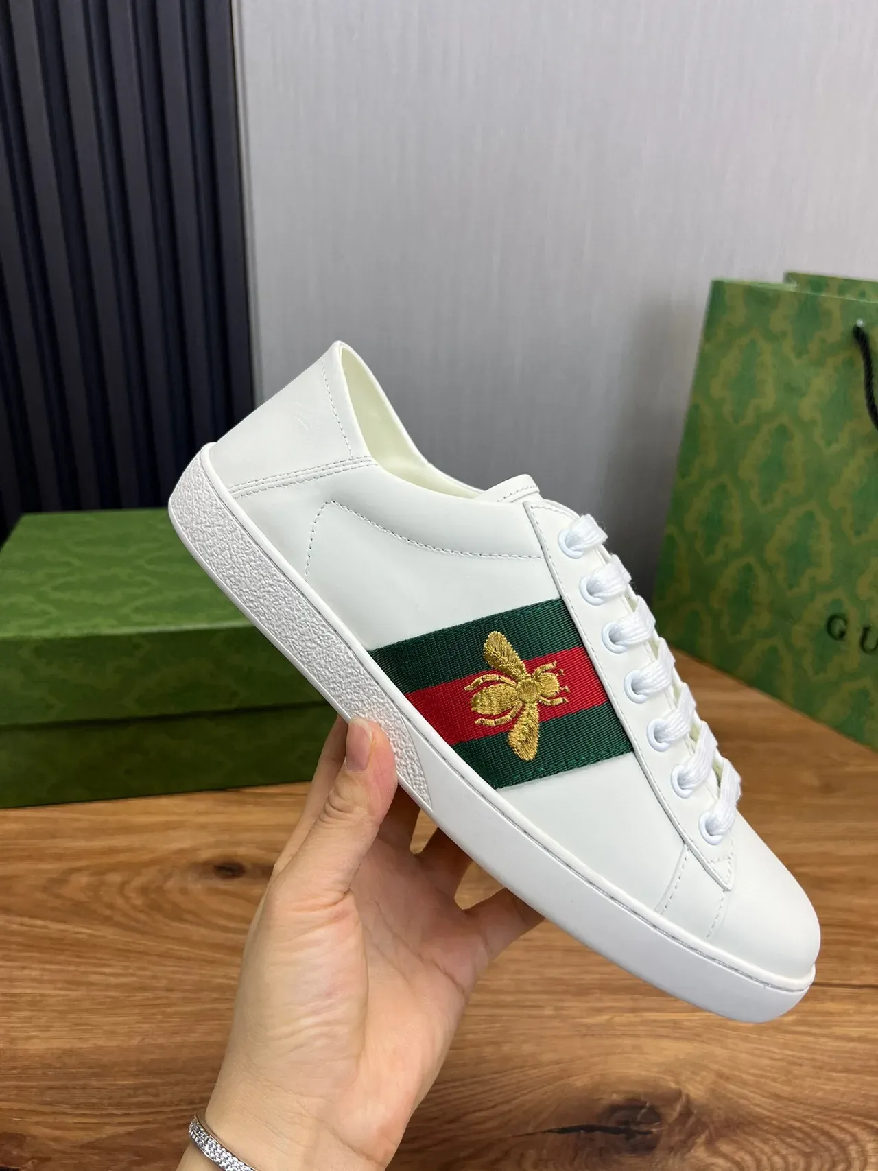 Gucci Ace أبيض أخضر أحمر ويب شريط تطريز نحل سنيكرز لايف ستايل 7