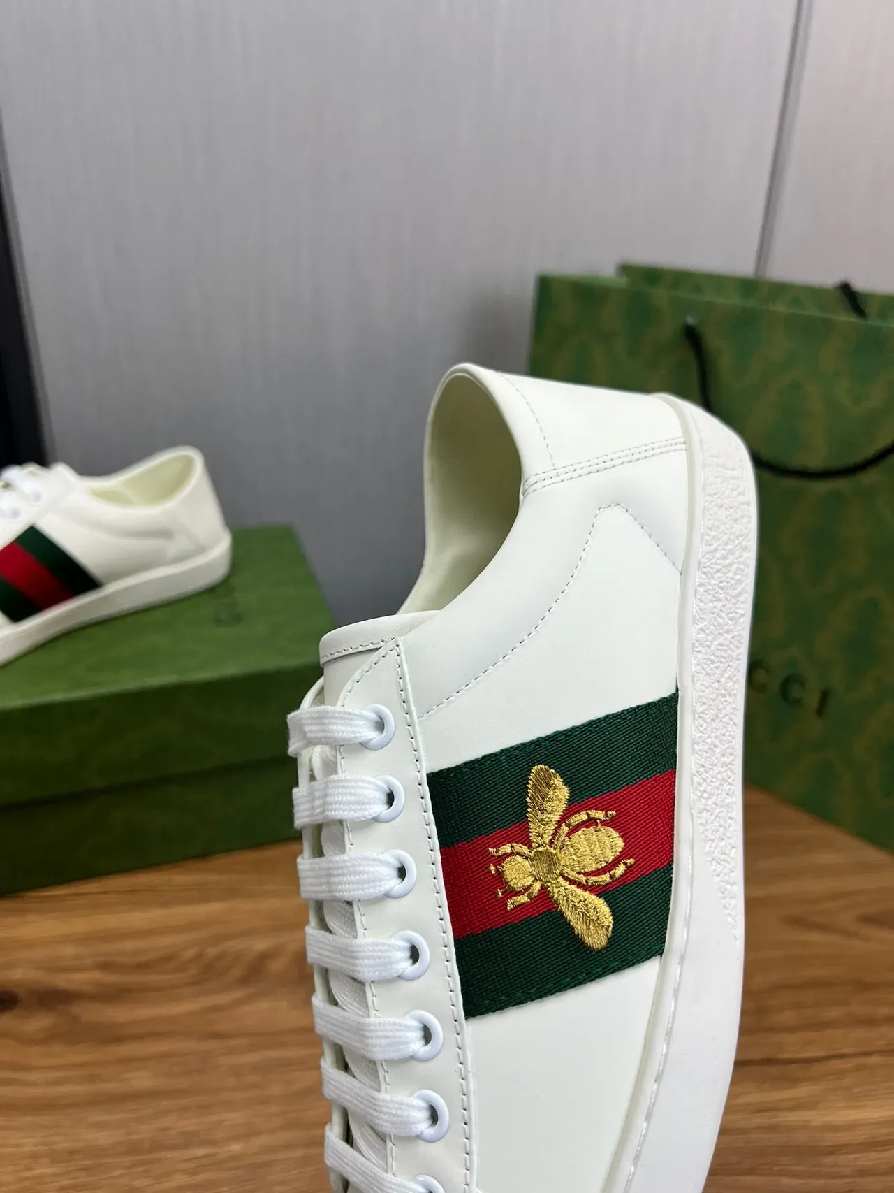 Gucci Ace أبيض أخضر أحمر ويب شريط تطريز نحل سنيكرز لايف ستايل 8