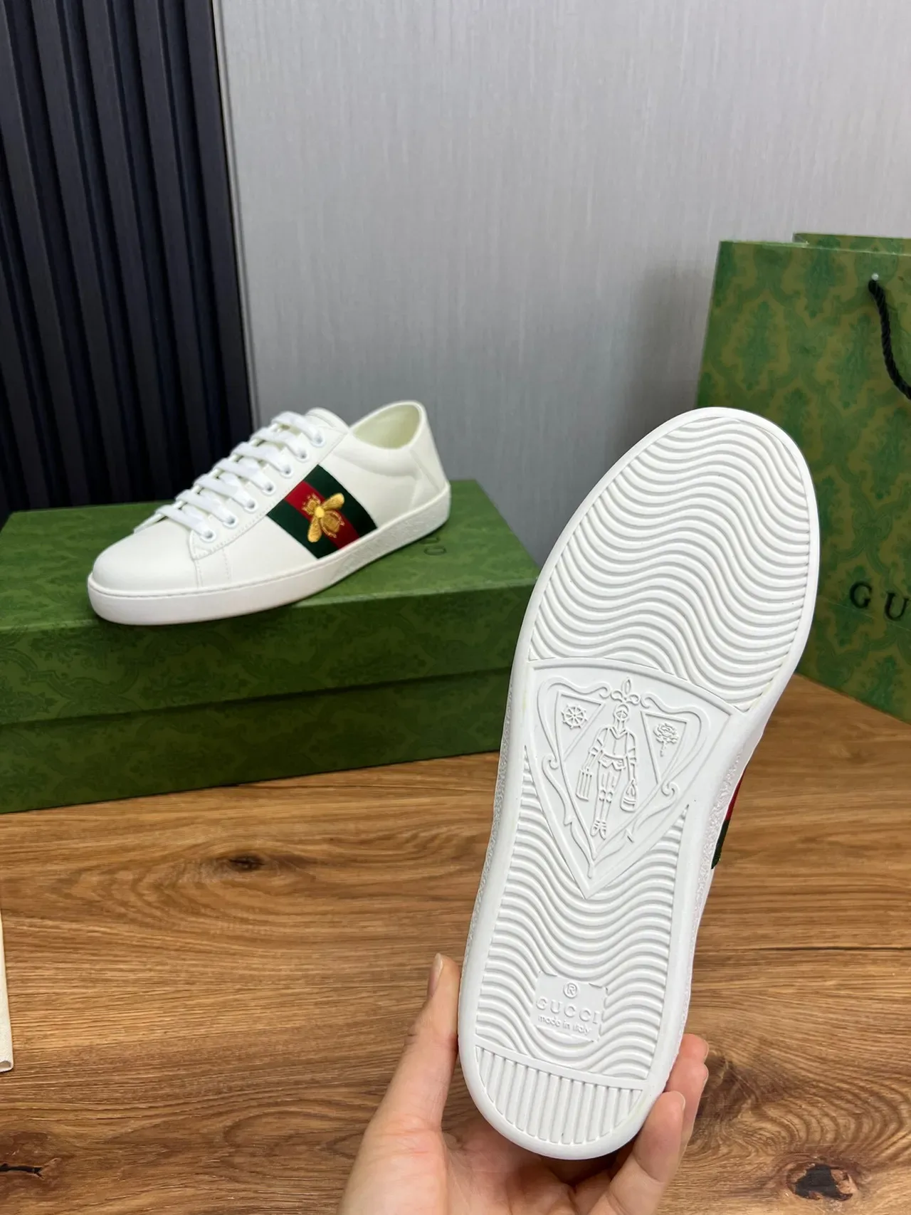 Gucci Ace أبيض أخضر أحمر ويب شريط تطريز نحل سنيكرز لايف ستايل 9