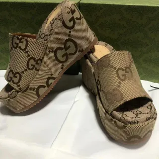 Gucci Beige Brown GG Supreme Canvas Open-Toe Slide Slippers