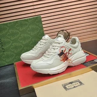 Gucci حذاء رياضي بيج مع كعب أحمر وتفاصيل بانيلد من الجلد