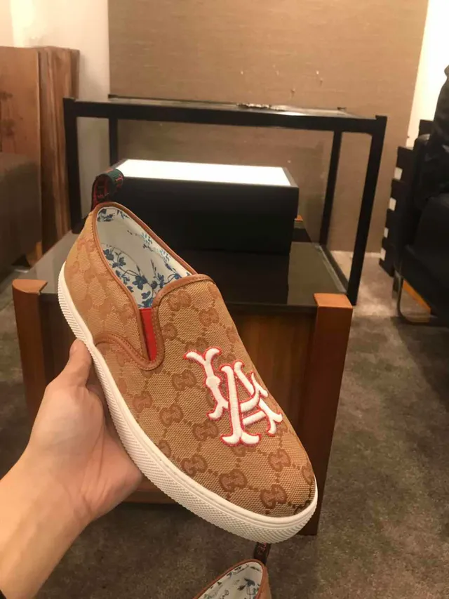 Gucci bege/branco GG Monogram tela logo bordado mocassim 3