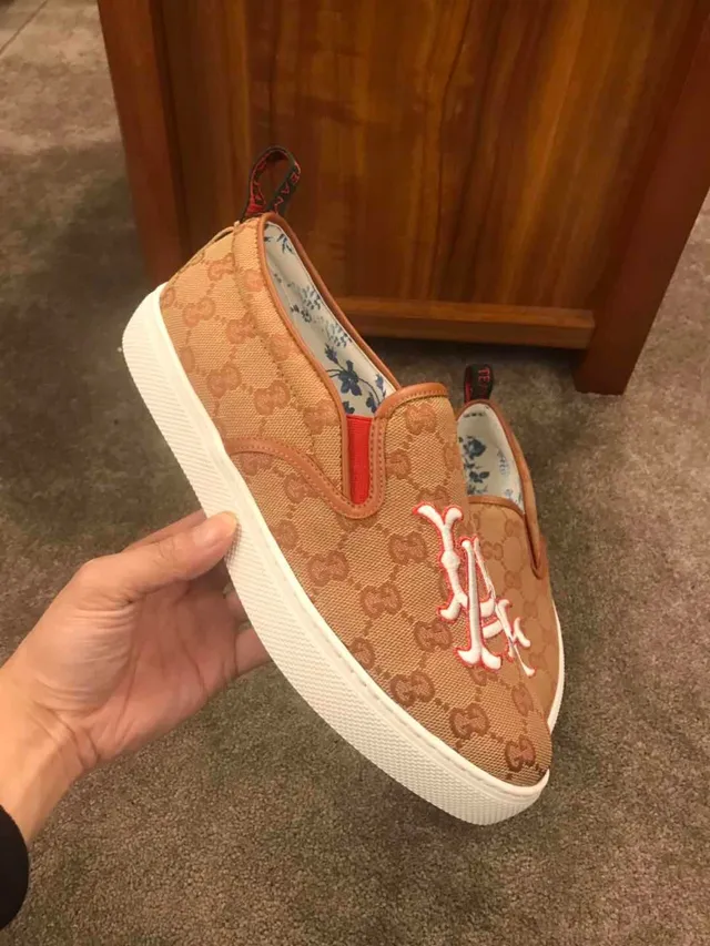 Gucci bege/branco GG Monogram tela logo bordado mocassim 4