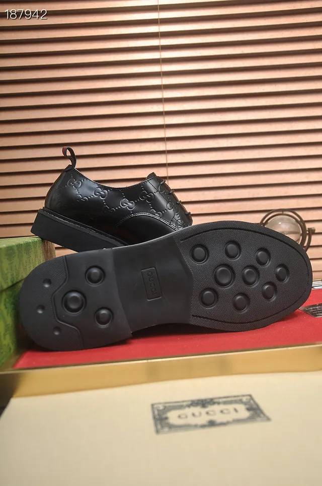 Gucci Zapatos Oxford de Piel Pulida con Punta de Tapa Negro y Rojo 2