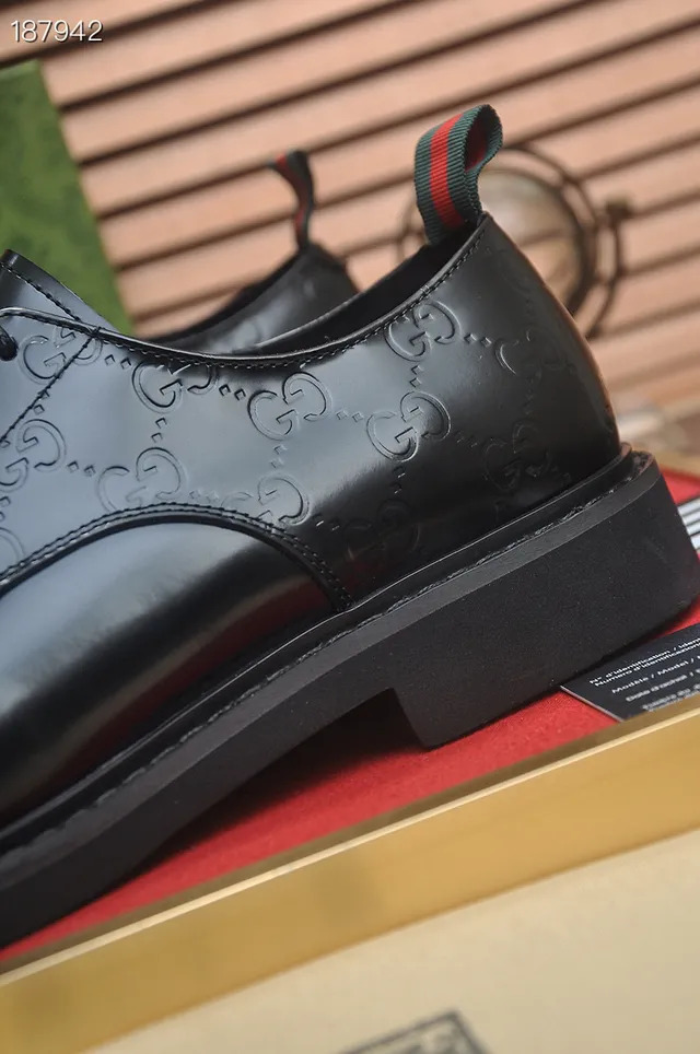Gucci Zapatos Oxford de Piel Pulida con Punta de Tapa Negro y Rojo 3