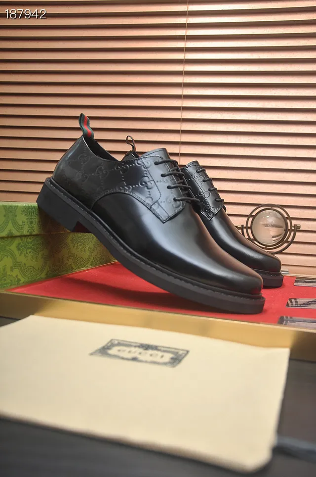 Gucci Zapatos Oxford de Piel Pulida con Punta de Tapa Negro y Rojo 8