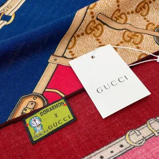 Gucci Doraemon x लाल नीला मुद्रित हैंडबैग मोटिफ मल्टीकलर ब्लॉक डिजाइन स्कार्फ