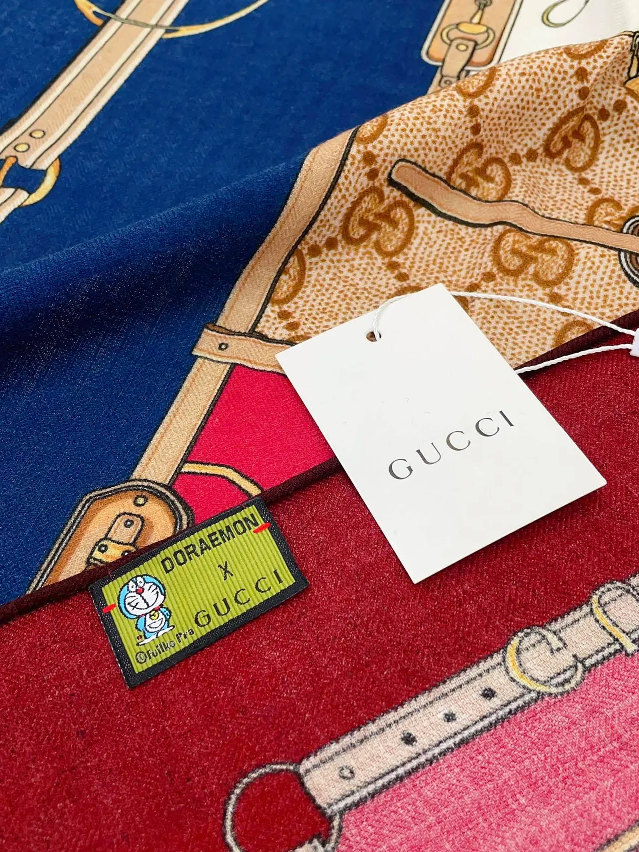 Gucci Doraemon x rouge bleu sac à main imprimé motif design bloc multicolore écharpe 1