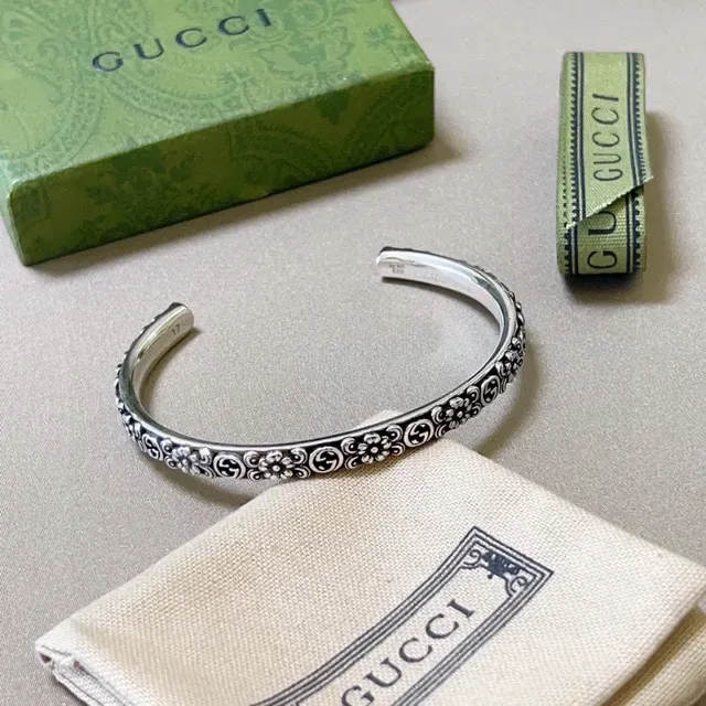 Gucci Bracelet Manchette Ouvert Motif Floral GG 3