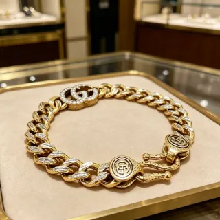 Gucci GG Marmont ذهبي قائم بروابط مرصعة بالكريستال سوار