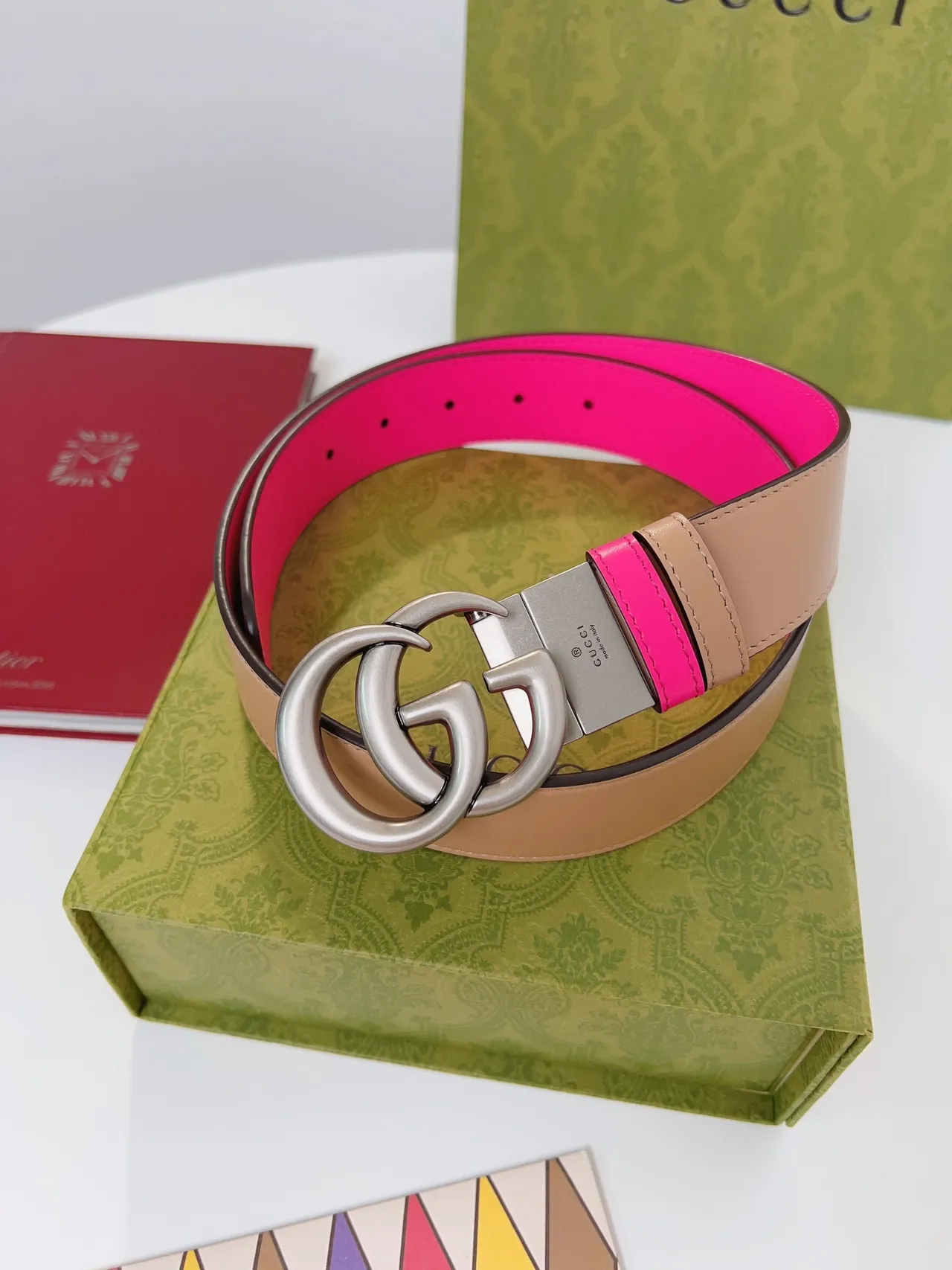 Gucci GG Marmont حزام جلد وردي وبيج 2