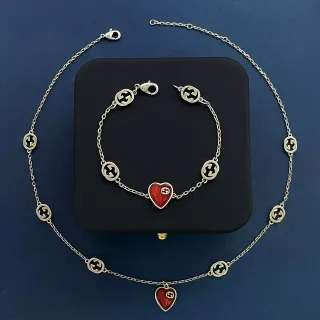Gucci GG Marmont सلسلة حمراء فضية Interlocking G Charms