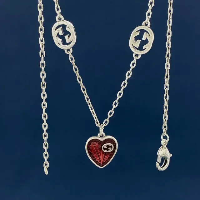 Gucci GG Marmont Corrente Vermelha e Prateada Interlocking G Charms 2