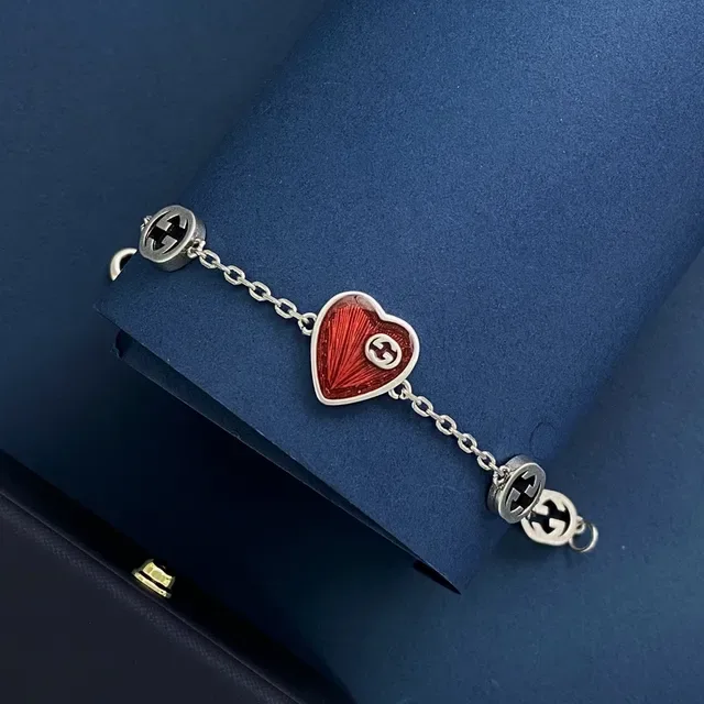 Gucci GG Marmont Corrente Vermelha e Prateada Interlocking G Charms 3