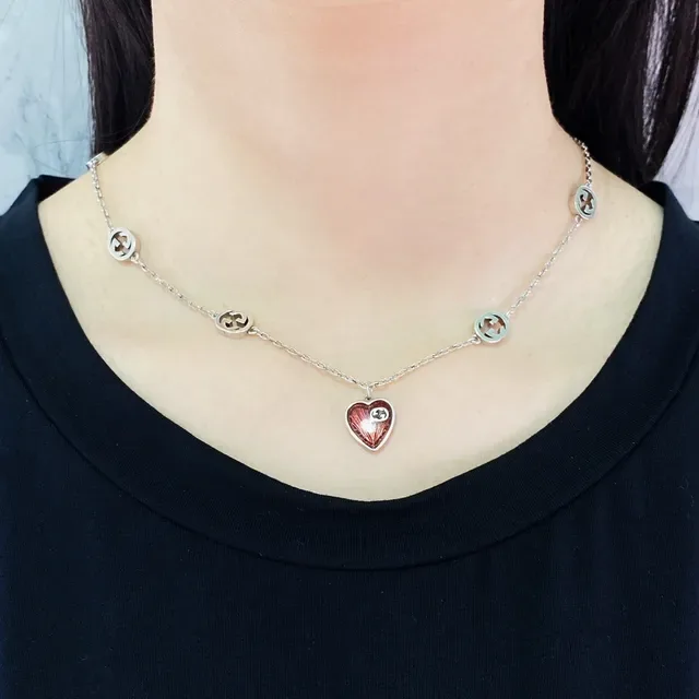Gucci GG Marmont Corrente Vermelha e Prateada Interlocking G Charms 4