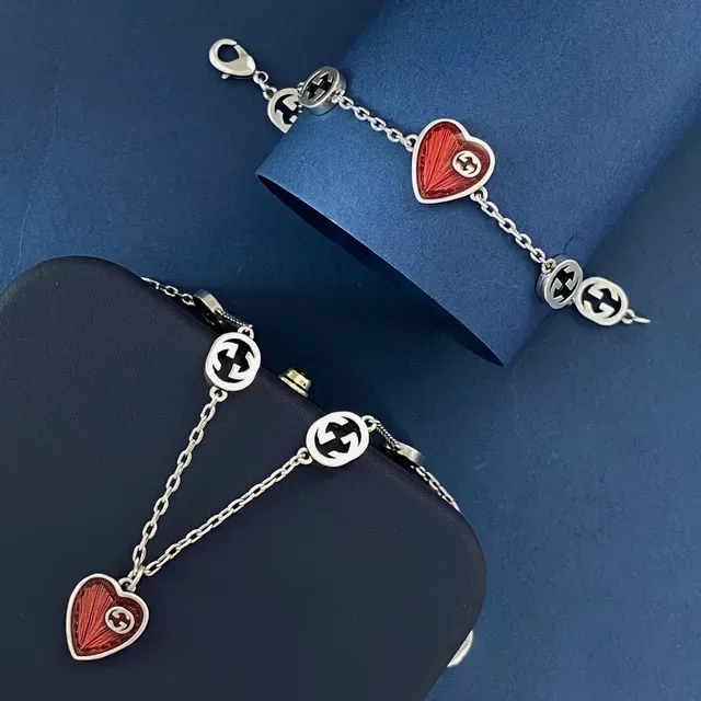 Gucci GG Marmont Corrente Vermelha e Prateada Interlocking G Charms 5