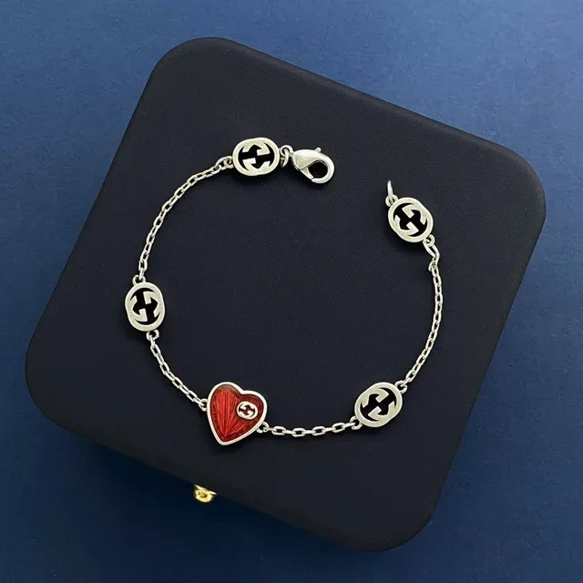 Gucci GG Marmont Corrente Vermelha e Prateada Interlocking G Charms 6