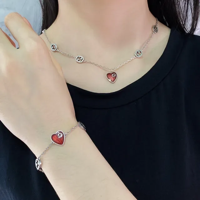 Gucci GG Marmont Corrente Vermelha e Prateada Interlocking G Charms 7
