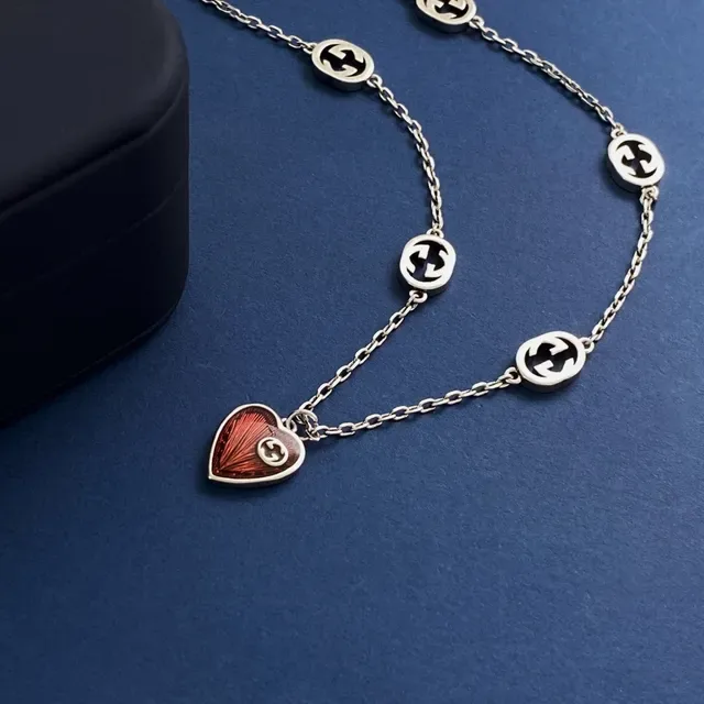 Gucci GG Marmont Corrente Vermelha e Prateada Interlocking G Charms 8