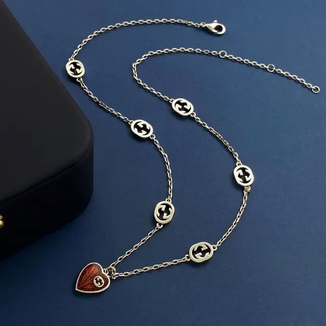 Gucci GG Marmont Corrente Vermelha e Prateada Interlocking G Charms 9