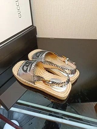 Gucci GG Marmont فضي معدني GG Logo إسبادريل كاجوال صندل 2