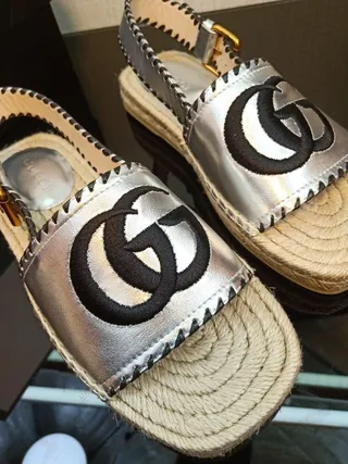 Gucci GG Marmont فضي معدني GG Logo إسبادريل كاجوال صندل 5