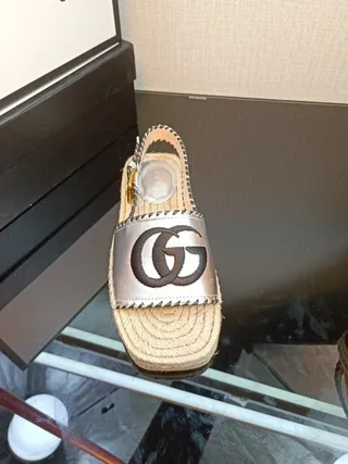 Gucci GG Marmont فضي معدني GG Logo إسبادريل كاجوال صندل 7