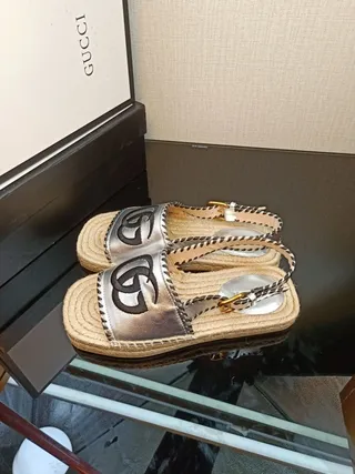 Gucci GG Marmont فضي معدني GG Logo إسبادريل كاجوال صندل 8