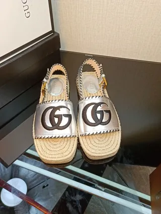 Gucci GG Marmont فضي معدني GG Logo إسبادريل كاجوال صندل 9