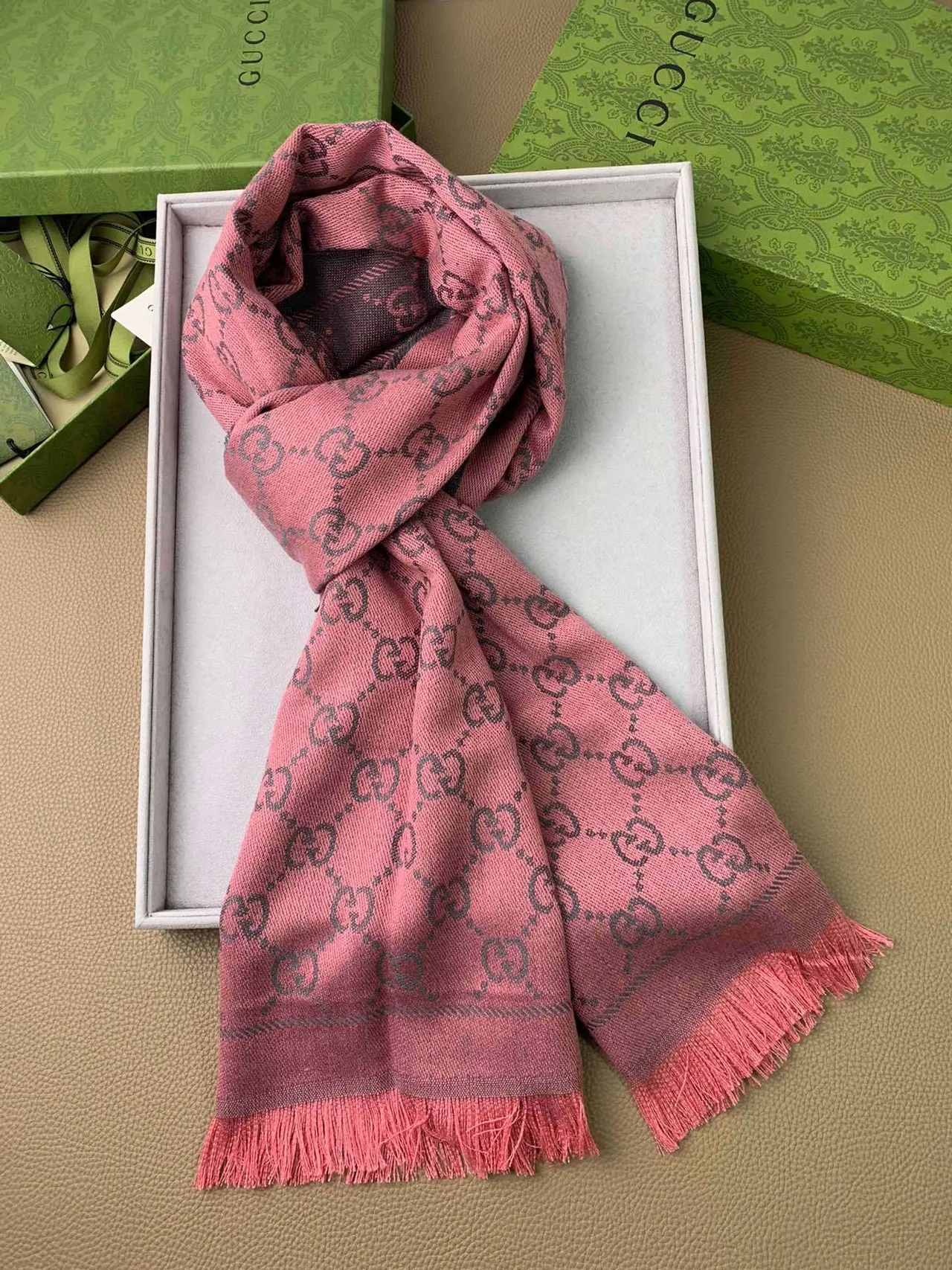 Gucci GG Monogram Écharpe Cachemire Graphite et Rose 2