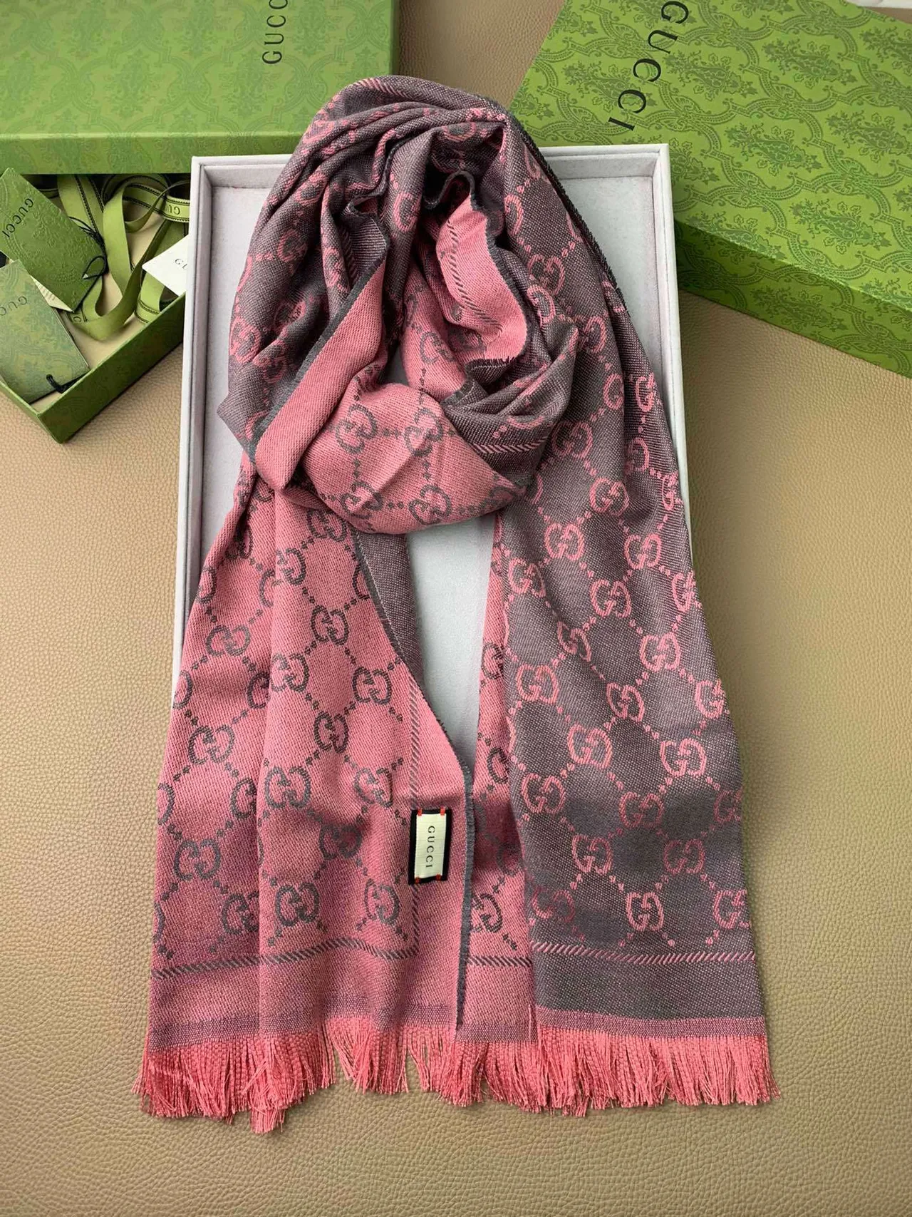 Gucci GG Monogram Écharpe Cachemire Graphite et Rose 3