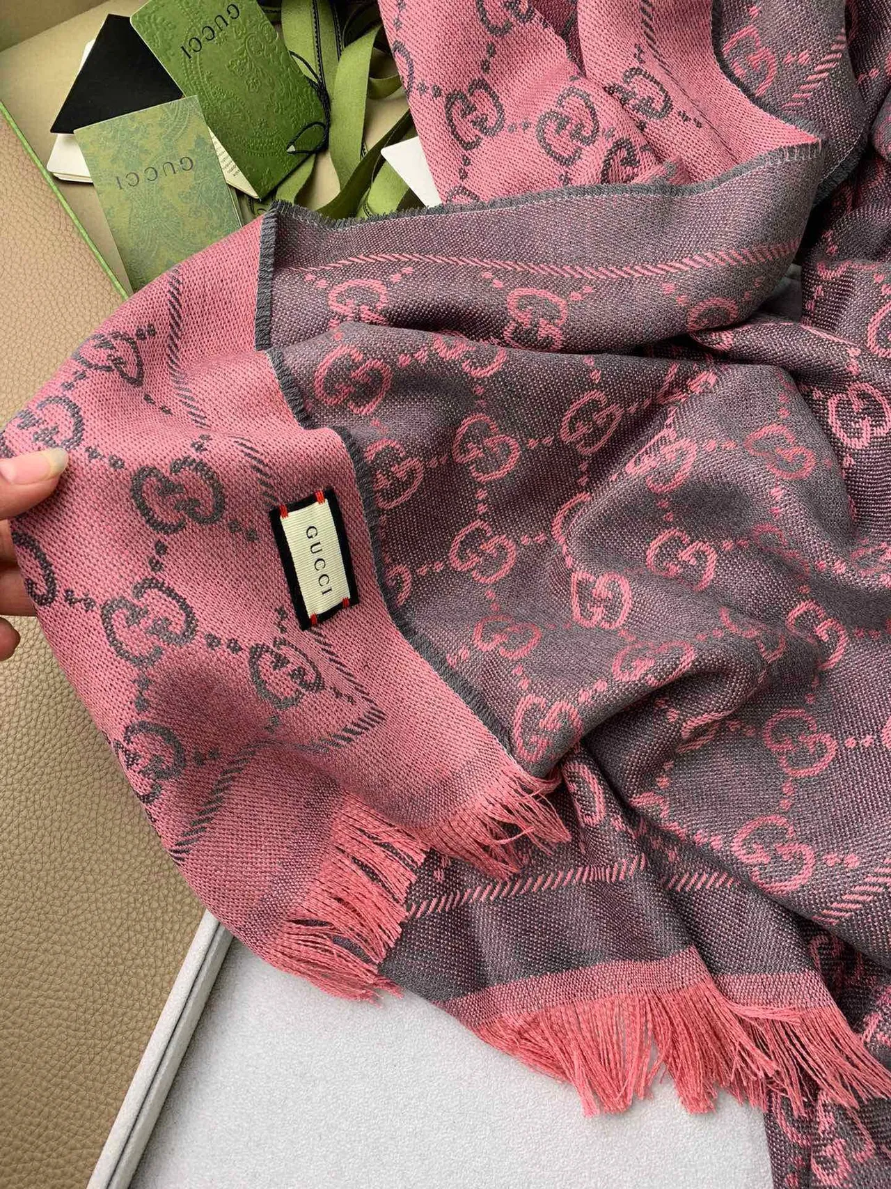 Gucci GG Monogram Écharpe Cachemire Graphite et Rose 4