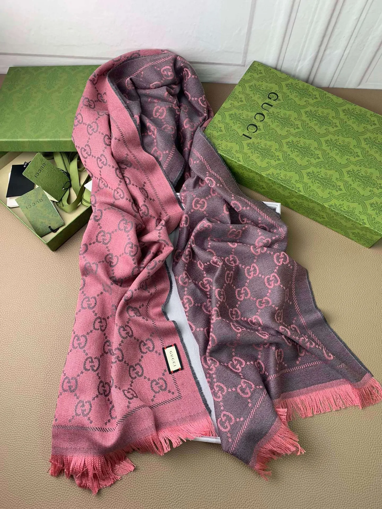 Gucci GG Monogram Écharpe Cachemire Graphite et Rose 5
