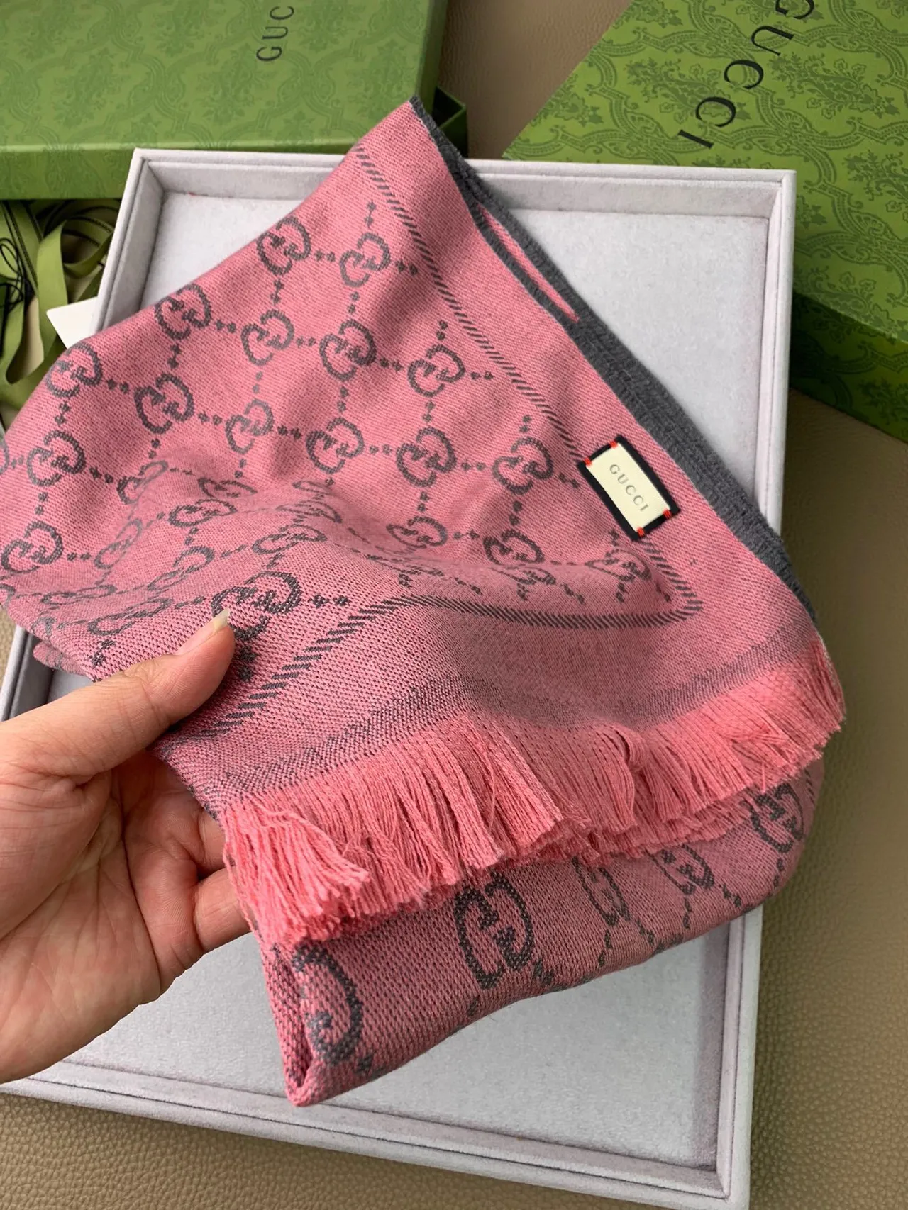 Gucci GG Monogram Écharpe Cachemire Graphite et Rose 6