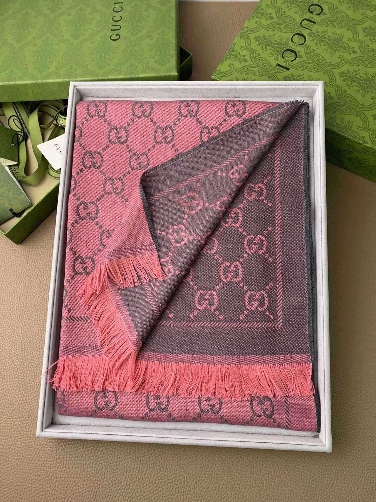 Gucci GG Monogram Écharpe Cachemire Graphite et Rose 7