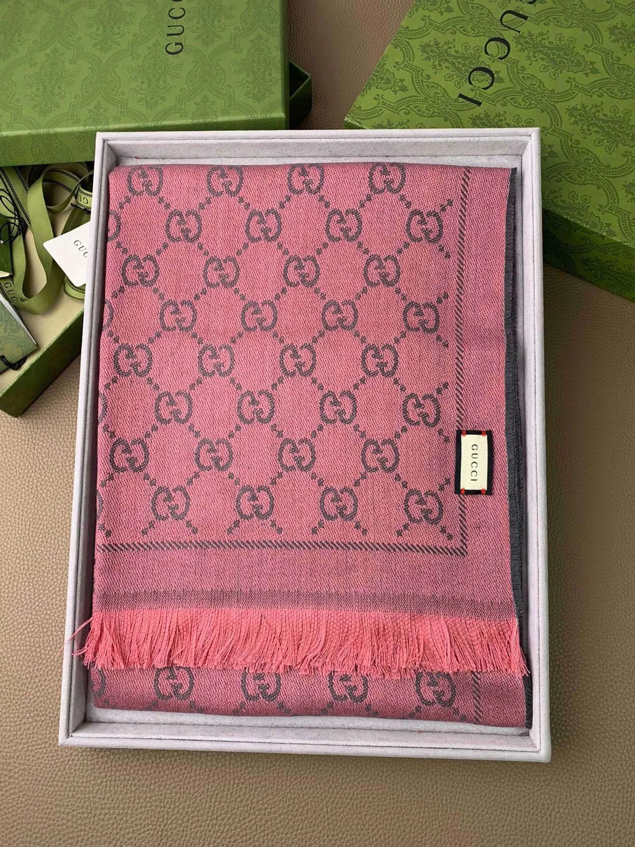 Gucci GG Monogram Écharpe Cachemire Graphite et Rose 8