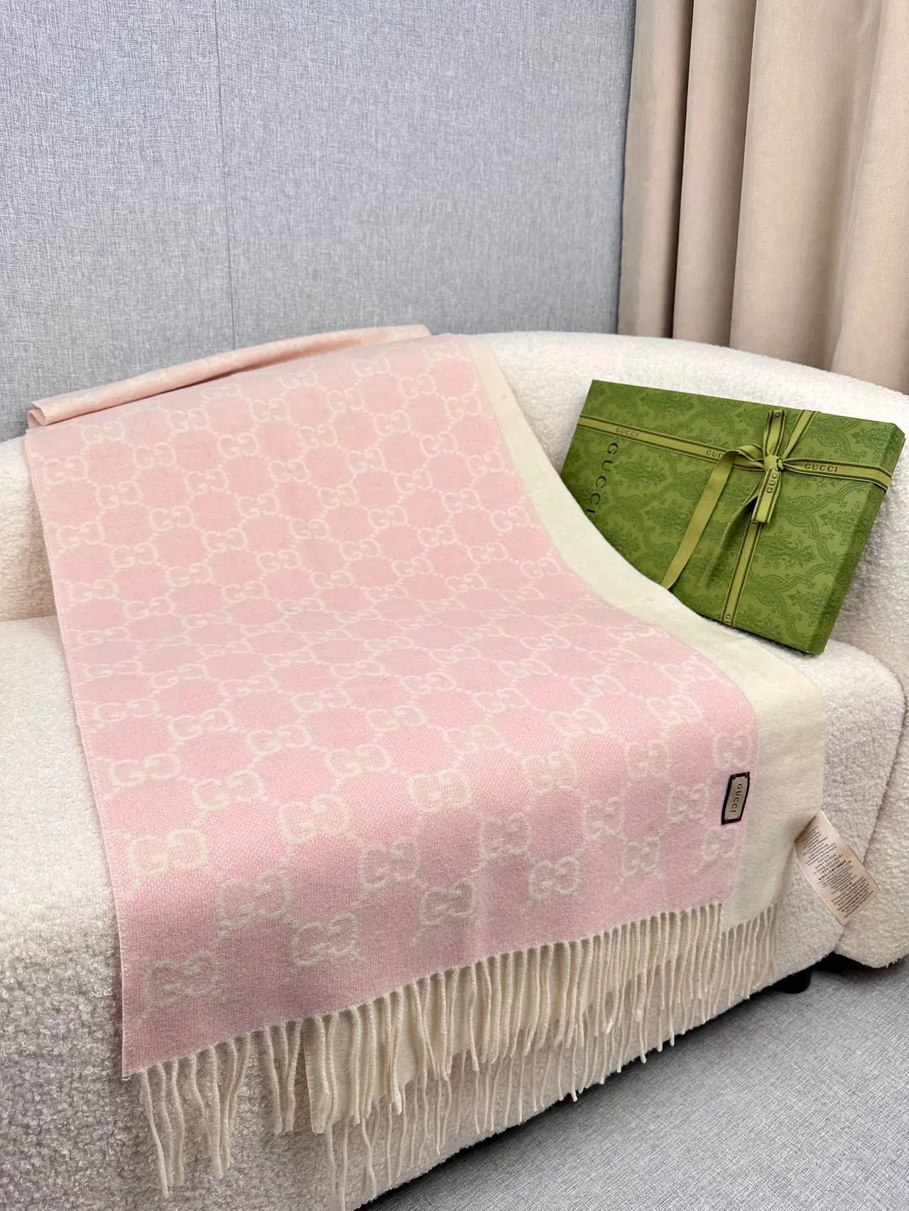 Gucci GG Monogram Rose Beige Tissage Jacquard Motif Interlocking Écharpe en Cachemire 6