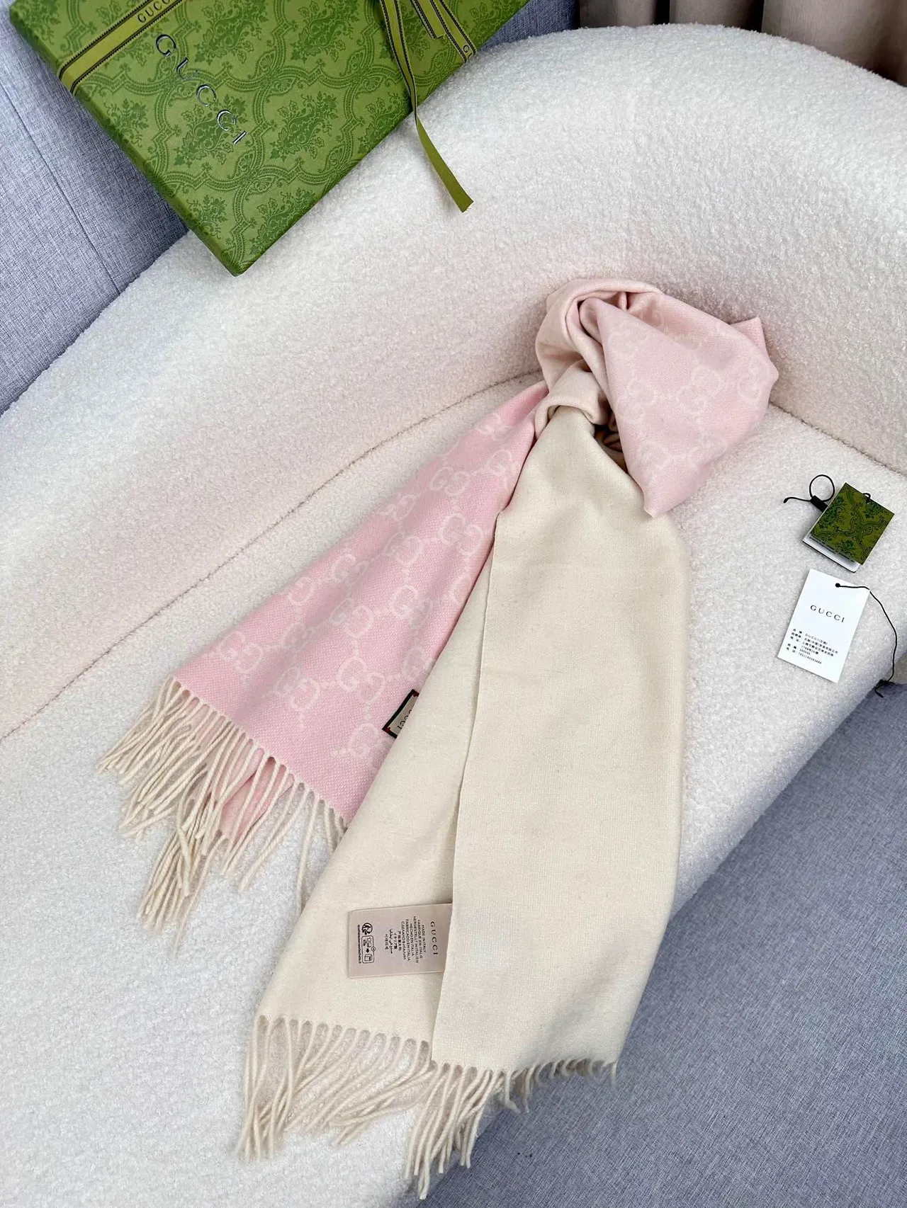 Gucci GG Monogram Rose Beige Tissage Jacquard Motif Interlocking Écharpe en Cachemire 8