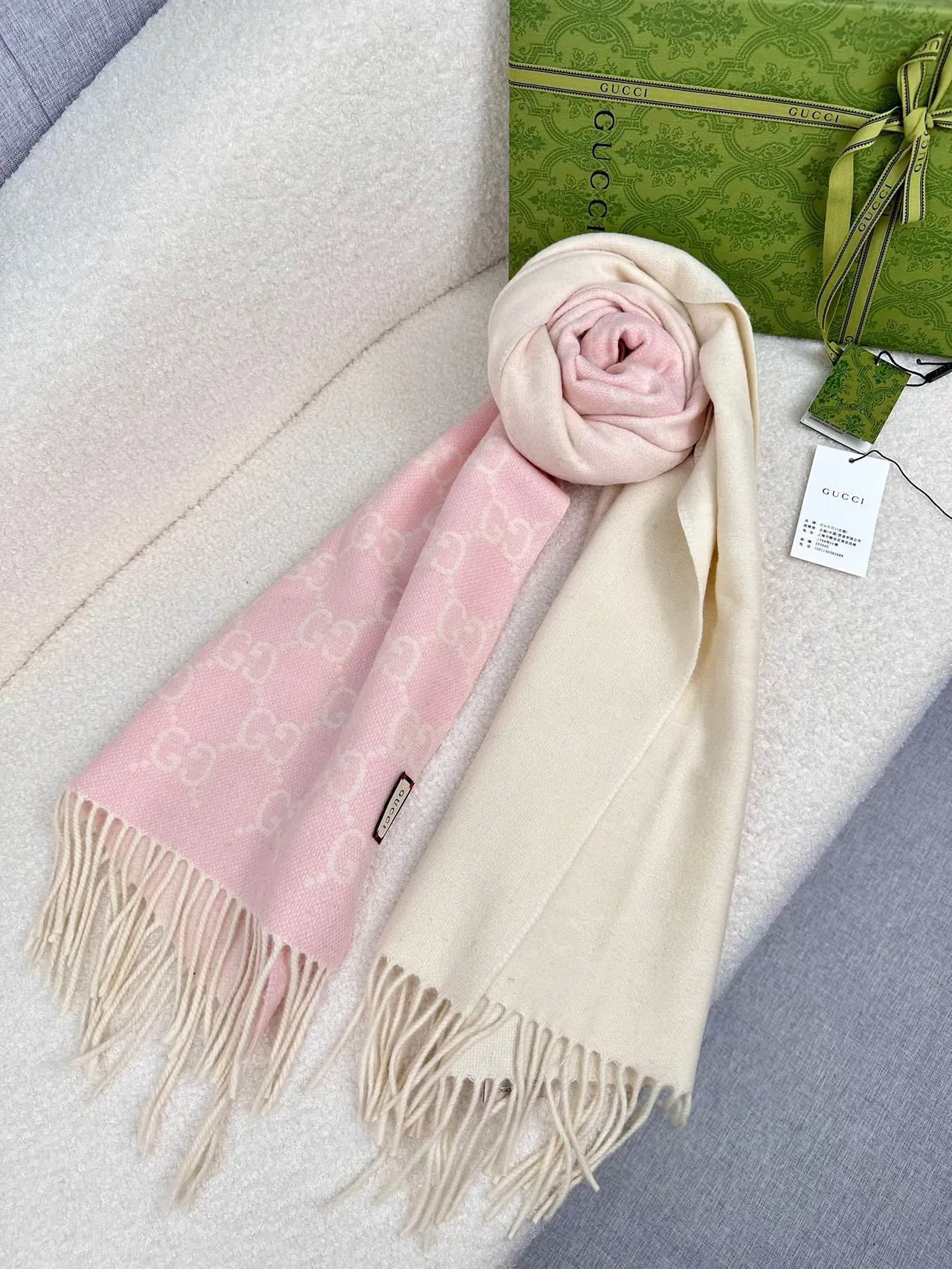 Gucci GG Monogram Rose Beige Tissage Jacquard Motif Interlocking Écharpe en Cachemire 9