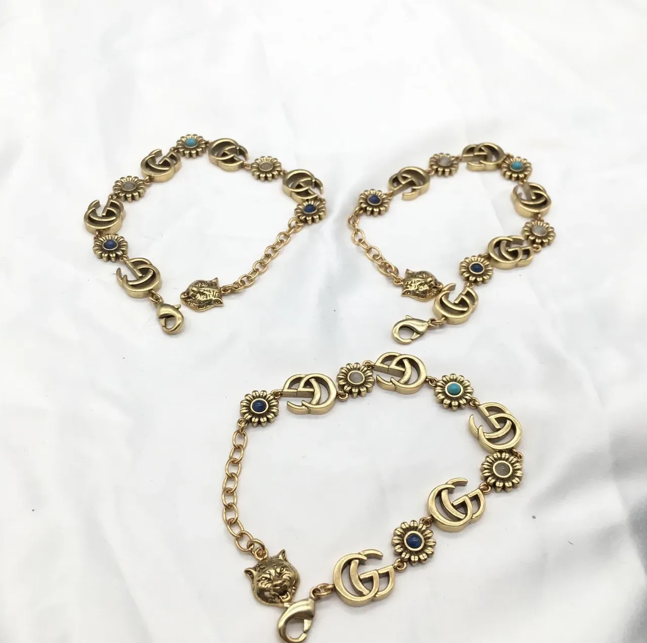 سوار Gucci ذهبي أزرق معدني Interlocking GG Links 2