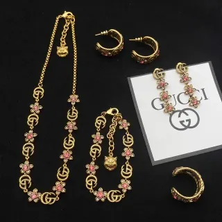 قلادة Gucci ذهبية وردية ملتوية GG Links زهور كريستال