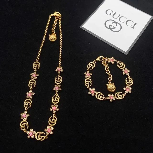 Colar Gucci Dourado Rosa Enrolado GG Links Flores de Cristal 9