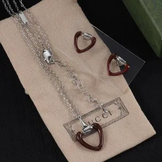 Gucci Horsebit 1955 قلادة بورجوندي فضي شكل قلب أجهزة راتنج