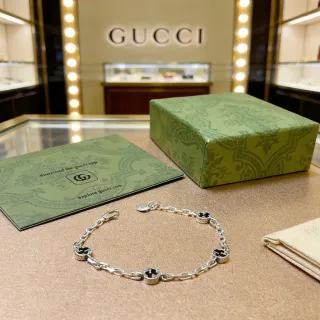 Gucci Interlocking G pulsera de plata y esmalte negro