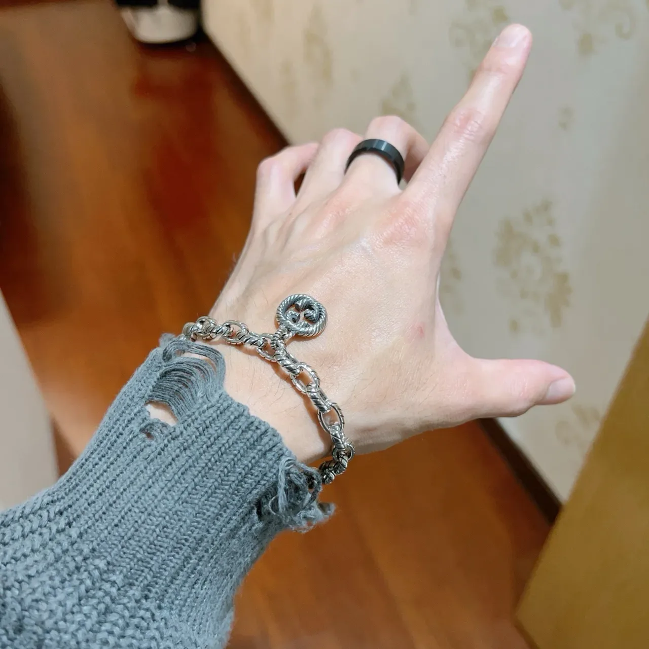 Gucci Interlocking G Twisted-Link Silver-Toned Bracelet 2